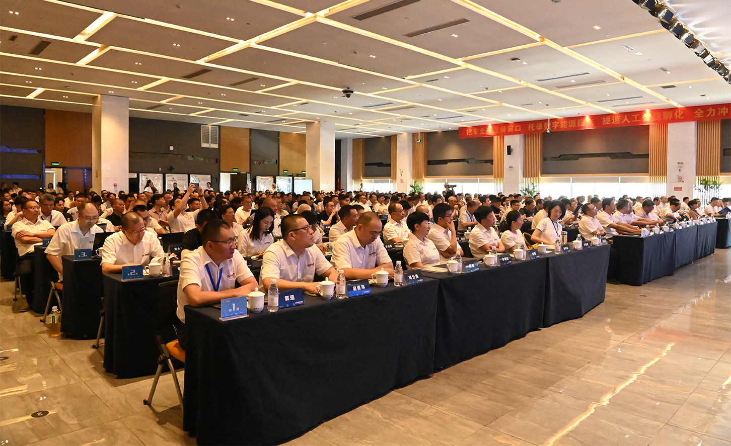 踔厲奮發四曲線，乘風破浪十五五——銀輪股份2025年度戰略研討會綜述